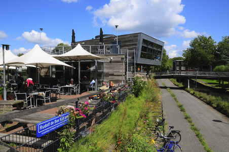 904487 Gezicht op het restaurant Peter's Bistro (Blauwkapelseweg 30) in het Griftpark te Utrecht, met op de voorgrond ...